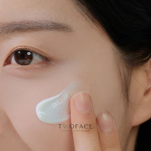 Солнцезащитный крем SKIN1004 Madagascar Centella Hyalu-Cica Water-Fit Sun Serum SPF50+ PA++++ 032 фото